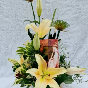 Arreglo floral con lirios y perfume