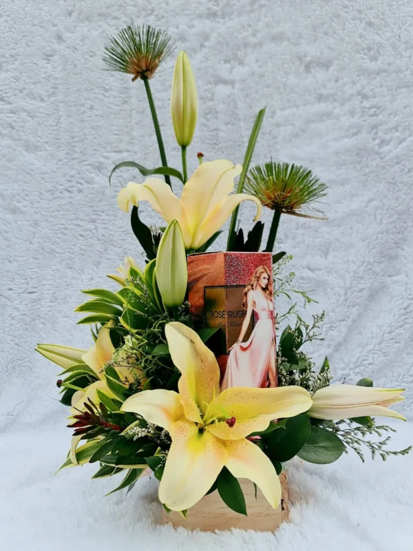 Arreglo floral con lirios y perfume