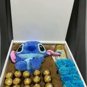 Caja con peluche stitch, chocolates Ferrero Rocher y rosas azules