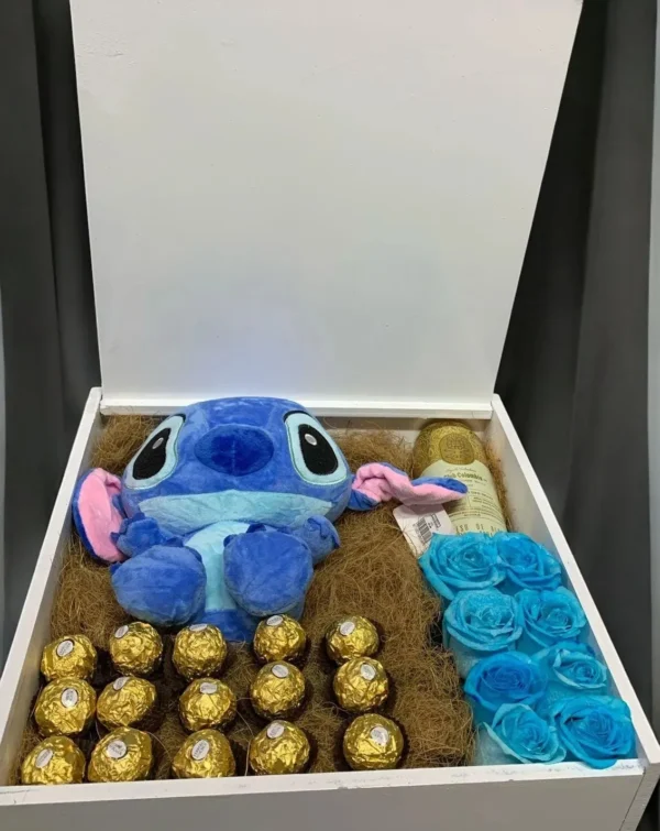 Caja con peluche stitch, chocolates Ferrero Rocher y rosas azules