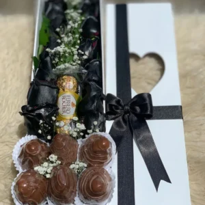 Caja con rosas negras, chocolates Ferrero Rocher y fresas con chocolate