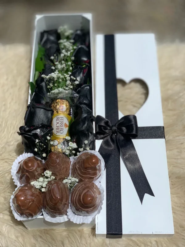 Caja con rosas negras, chocolates Ferrero Rocher y fresas con chocolate