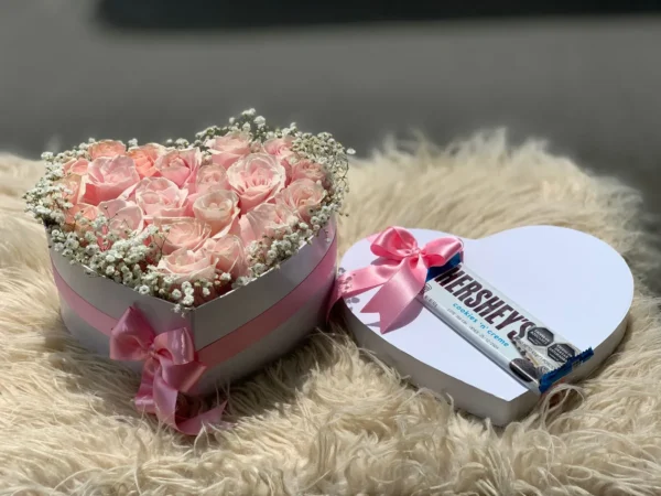 Caja Corazon con rosas y chocolatina hershey's
