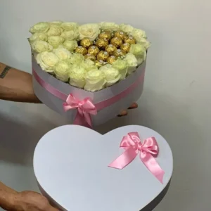 Caja Corazon con rosas y chocolates Ferrero Rocher
