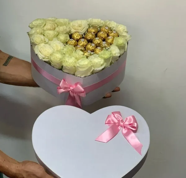 Caja Corazon con rosas y chocolates Ferrero Rocher
