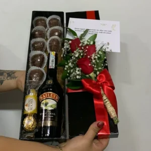 Caja con rosas, chocolates Ferrero Rocher y botella de Bailey's