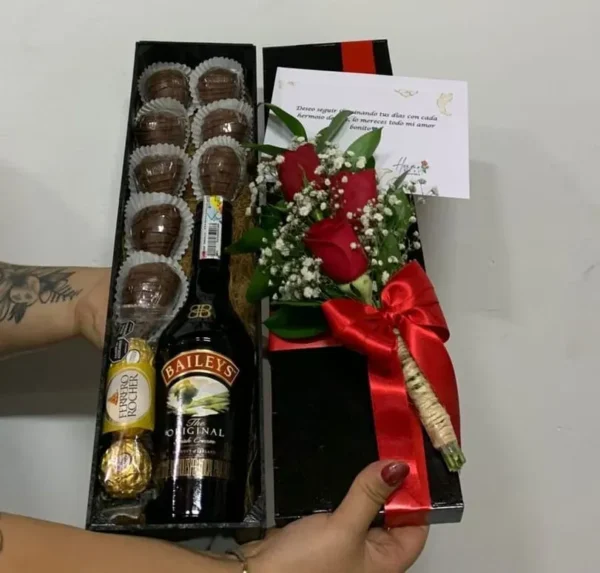 Caja con rosas, chocolates Ferrero Rocher y botella de Bailey's