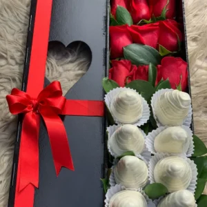 Caja con rosas, y fresas con chocolate