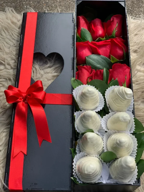 Caja con rosas, y fresas con chocolate