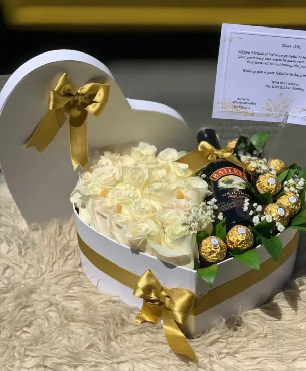 Caja Corazon con rosas blancas, chocolates Ferrero Rocher y botella de Bailey's