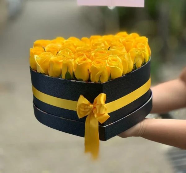 Caja corazon con rosas amarillas