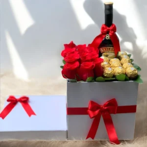 Caja con rosas, chocolates Ferrero Rocher y botella de Bailey's