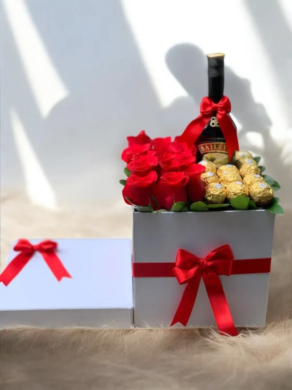 Caja con rosas, chocolates Ferrero Rocher y botella de Bailey's
