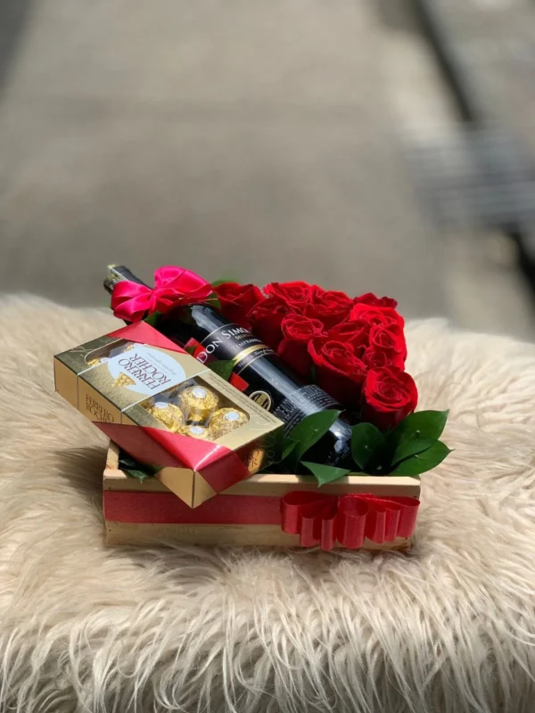 Arreglo con rosas, botella de vino y chocolates Ferrero Rocher