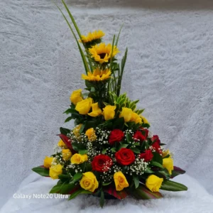 Arreglo floral con rosas y girasoles