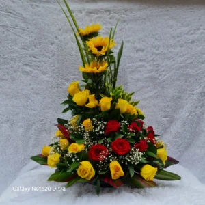 Arreglo floral de rosas y girasoles