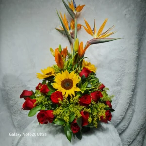Arreglo floral de rosas y girasoles
