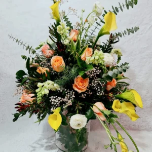 Florero con rosas surtidas