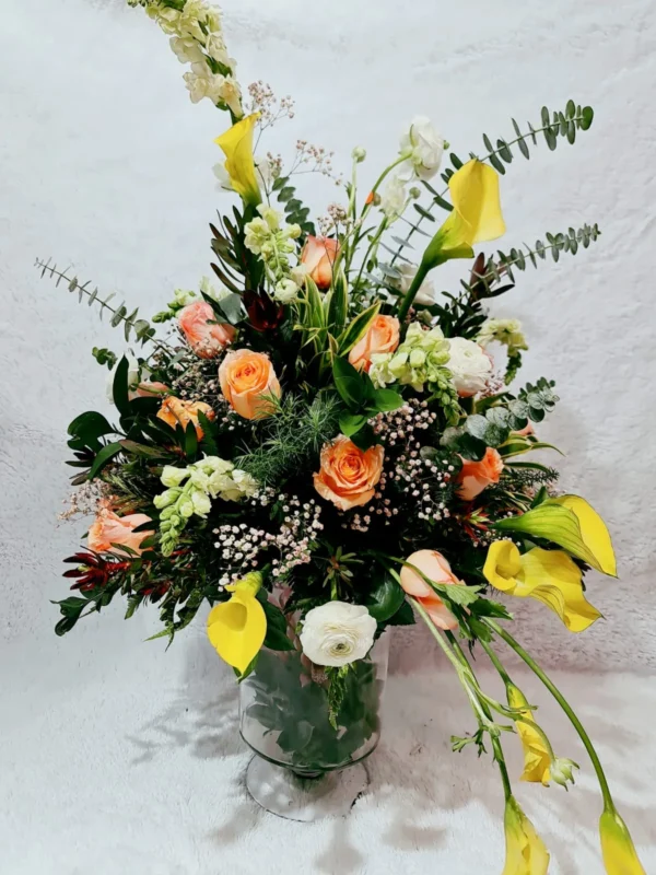 Florero con rosas surtidas