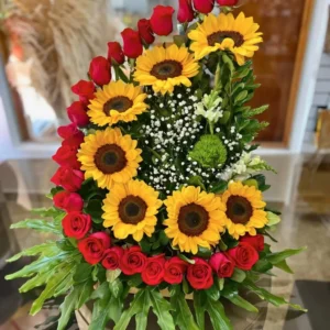 Arreglo floral media de rosas y girasoles
