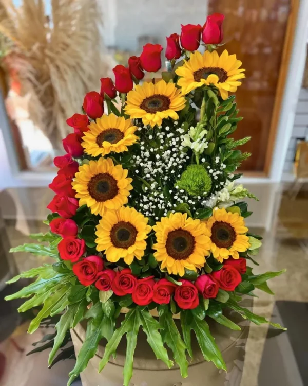 Arreglo floral media de rosas y girasoles