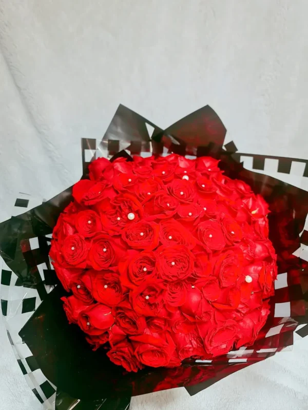 Bouquet con rosas rojas