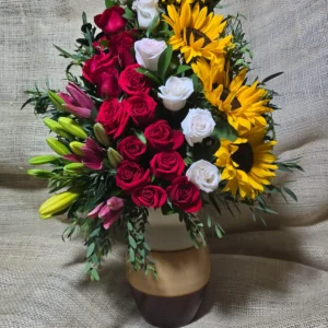Arreglo floral en rosas y girasoles