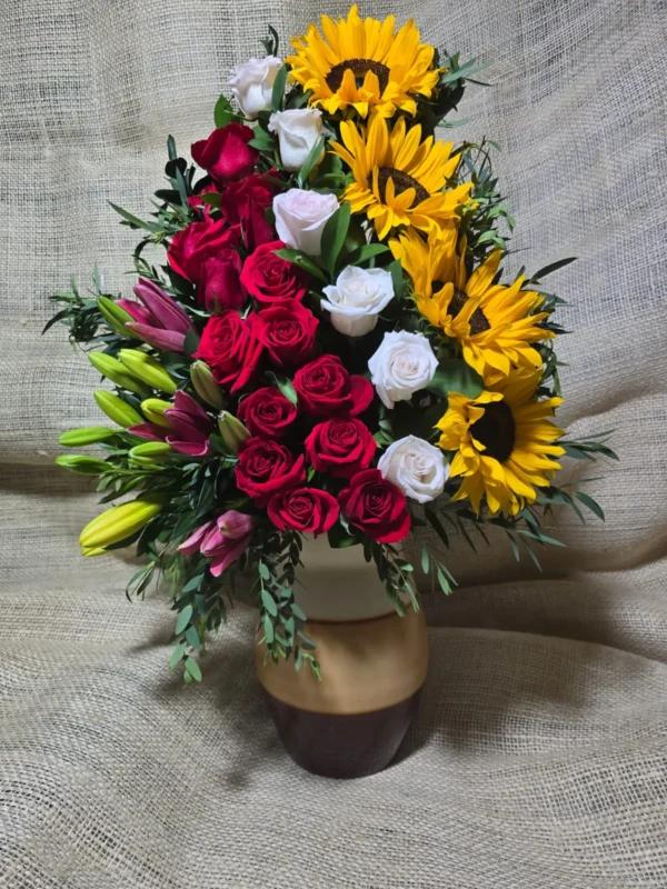 Arreglo floral en rosas y girasoles