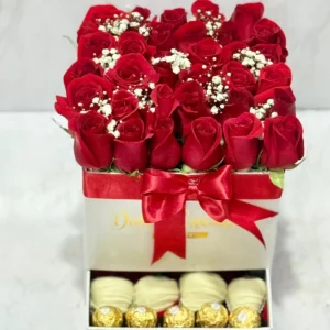 Caja con rosas y chocolates Ferrero Rocher