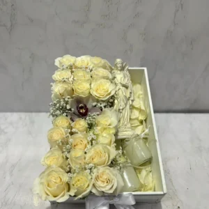 Caja con rosas velas, y virgen en marmolina