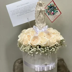Cilindro en rosas blancas y virgen en marmolina