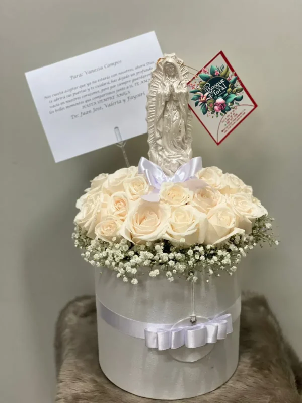 Cilindro en rosas blancas y virgen en marmolina