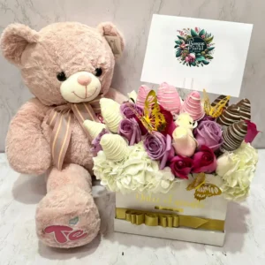 Caja con rosas, hortensia, fresas con chocolate y peluche