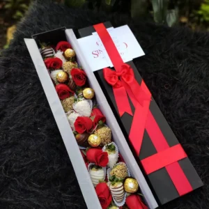 Caja con rosas, chocolates Ferrero Rocher, y fresas con chocolate