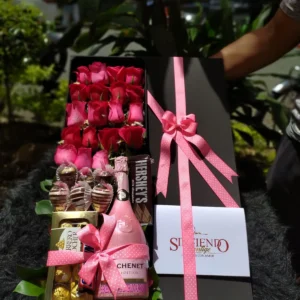 Caja con rosas, fresas con chocolate, chocolates Ferrero Rocher, chocolatina Hershey y JP chenet