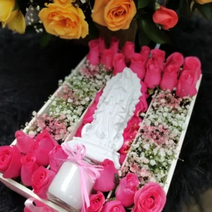 Caja con rosas, virgen en marmolina y vela