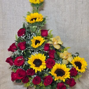 arreglo floral de rosas y girasoles